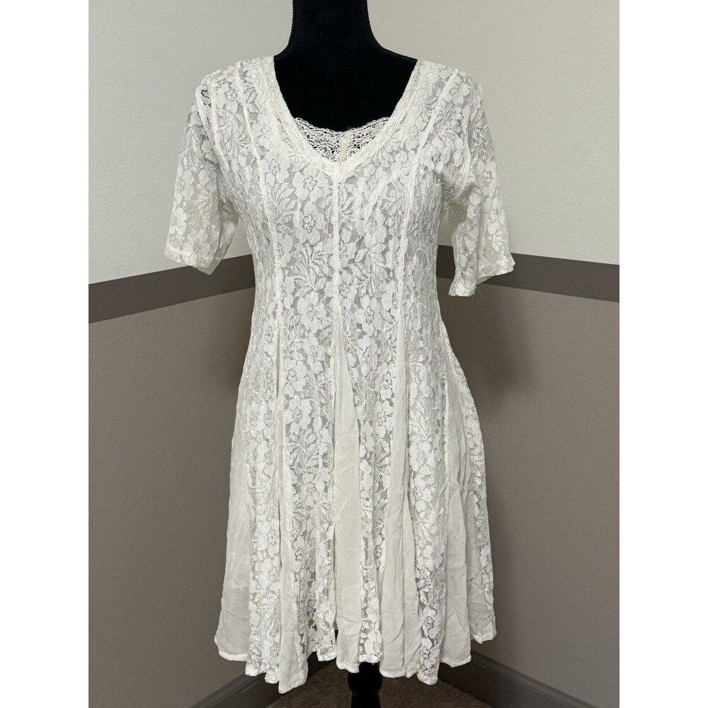 Vintage Nostalgia White Lace Rayon Dress – True Fashion Gem (Size Medium)   0115